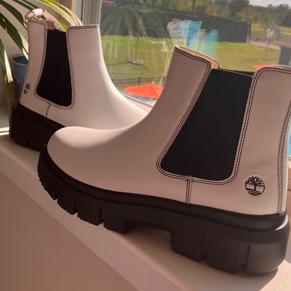 Timberland Women's White and Black Ankle Boots - Picture 1 of 5